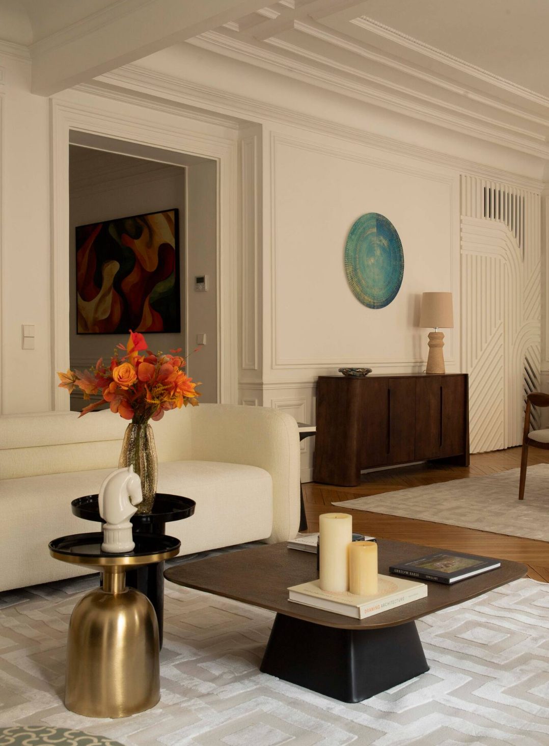 Salon haussmannien aux moulures blanches